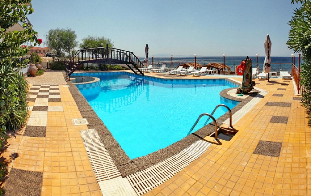 Pebble Beach Hotel Пломарион Экстерьер фото